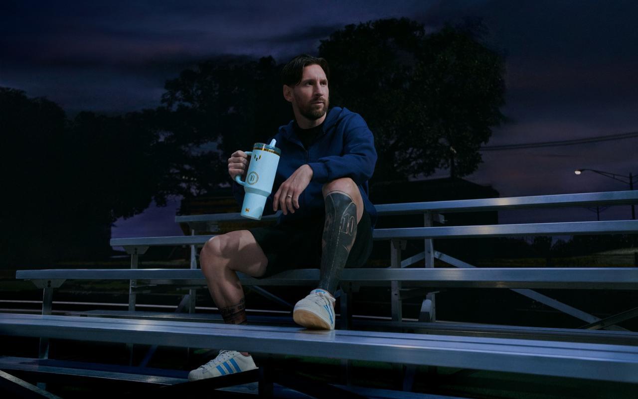 Megabintang sepak bola dunia, Lionel Messi, memegang koleksi eksklusif terbaru dari hasil kolaborasi dengan Stanley 1913 yang diluncurkan pada Juli 2025. (Dok. Stanley 1913)