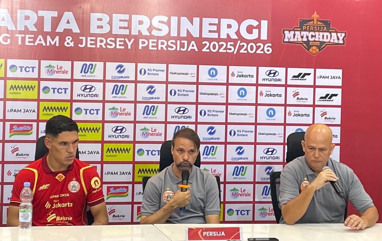 Pelatih Persija Jakarta, Mauricio Souza (tengah), didampingi pemainnya Van Basty Sousa (merah) pada jumpa pers usai lawan Arema FC di JIS, Jakarta, 27 Juli 2025. (Taufani Rahmanda/Skor.id)
