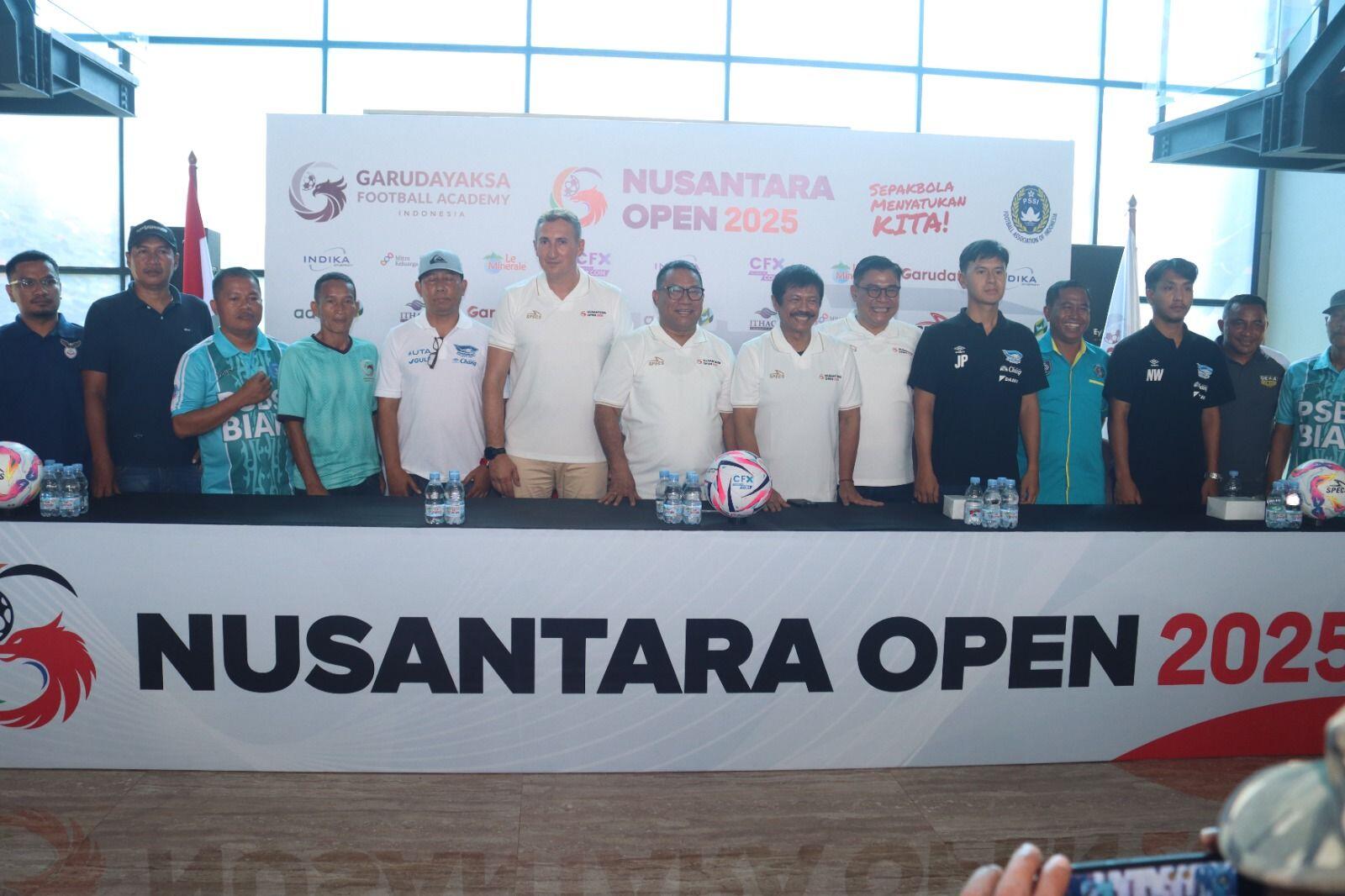 Para pengurus dan peserta Nusantara Open 2025 berfoto usai drawing atau undian pembagian grup turnamen di Training Ground Garudayaksa FA, Bekasi, 24 Agustus 2025. (Dok. Nusantara Open 2025)