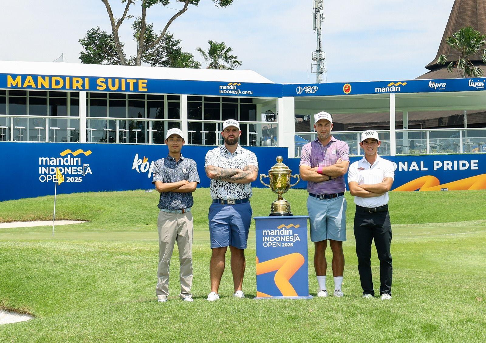 Randy Arbenata, Ryan Peake, Steve Lewton, dan Gabriel Hansel Hari berfoto bersama dengan trofi sebelum tampil pada Mandiri Indonesia Open 2025 di Pondok Indah Golf Course, Jakarta, pada 28-31 Agustus 2025. (Media Mandiri Indonesia Open 2025).