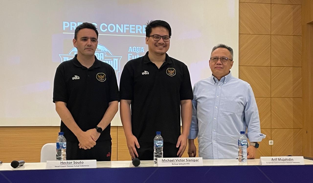 Ketua Umum FFI, Micahel Sianipar (tengah), bersama pelatih Timnas futsal Indonesia, Hector Souto, dan Corporate Communications Director Aqua, Arif Mujahidin (baju biru) di Jakarta pada 10 September 2025. (Taufani Rahmanda/Skor.id)