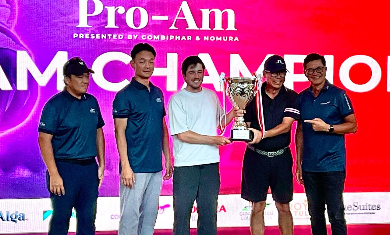 Pasangan pegolf asal Australia dan Indonesia, Darcy Brererton dan Sofjan Arsad (bertopi) mengangkat trofi juara nomor beregu The Indonesia Pro-Am 2025 bersama para perwakilan sponsor di Bogor, 12 September 2025. (Taufani Rahmanda/Skor.id)