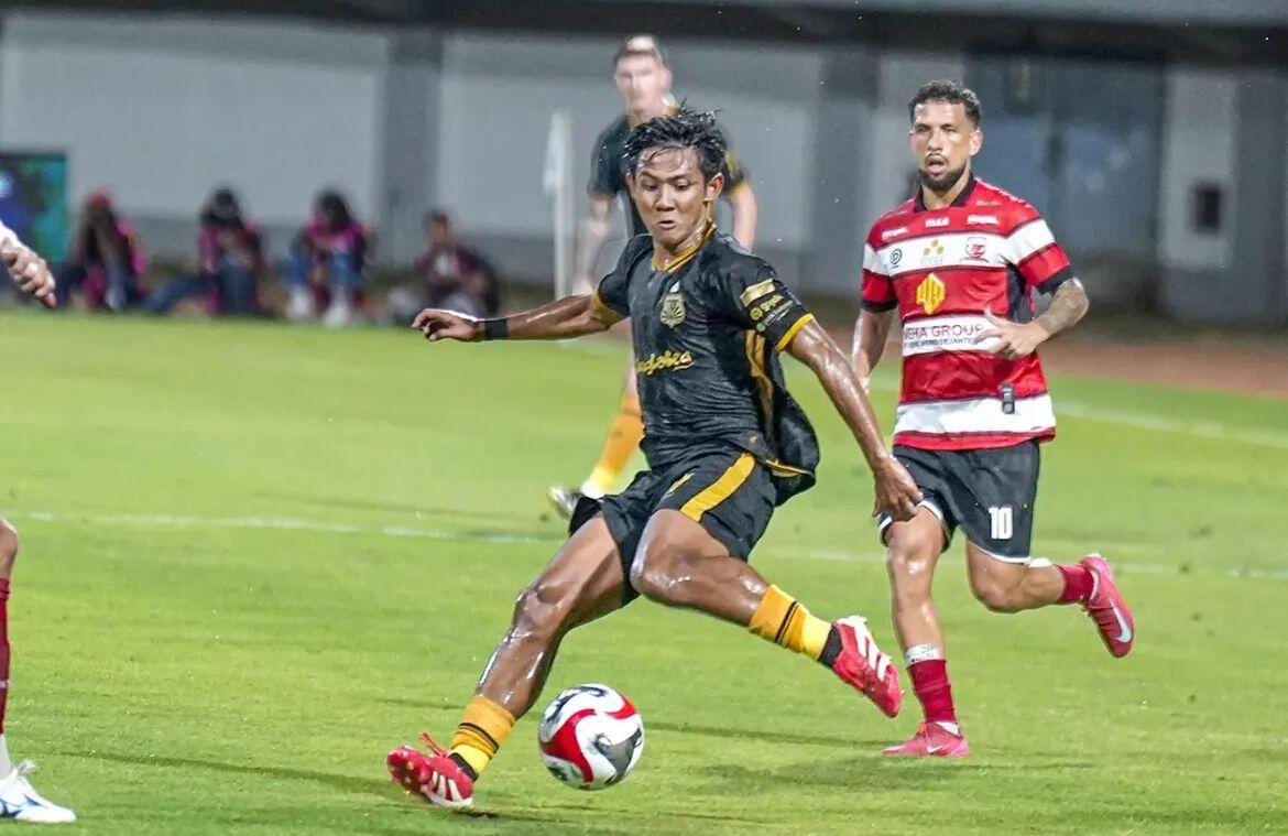 Firza Andika membela Bhayangkara FC tandang lawan Madura United di Stadion Gelora Madura Ratu Pamelingan, Pamekasan, dalam pekan kelima Super League 2025-2026 pada 12 September 2025. (Instagram Bhayangkara FC)