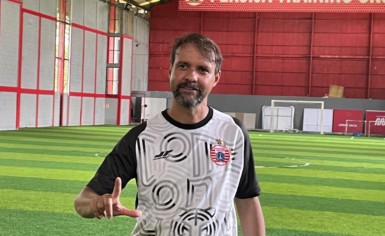 Pelatih Persija Jakarta, Mauricio Souza, berpose usai diwawancari pascamelatih timnya di Persija Training Ground, Depok, pada 24 September 2025. (Taufani Rahmanda/Skor.id)