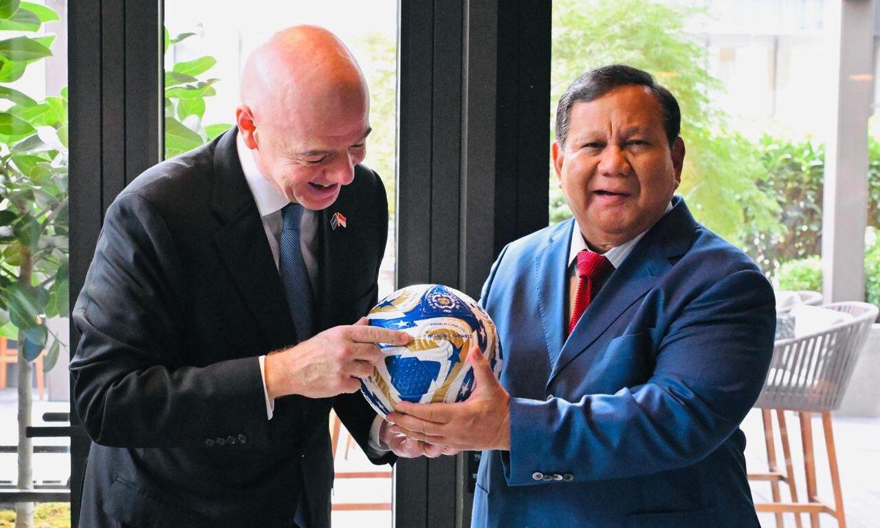 Presiden RI, Prabowo Subianto (dasi merah), menerima kunjungan kehormatan dari Presiden FIFA, Gianni Infantino, di New York, Amerika Serikat pada 24 September 2025. (Istimewa)
