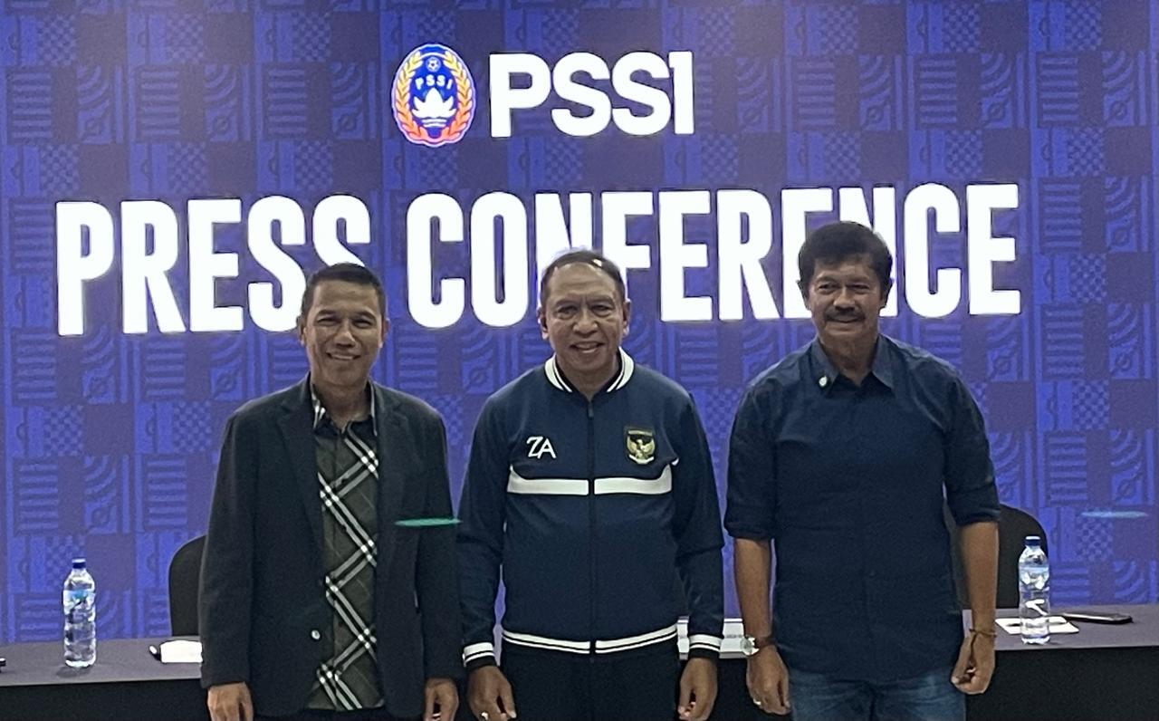 Wakil Ketua Umum bersama Sekjen PSSI, Zainudin Amali (tengah) dan Yunus Nusi (berjas), mengumumkan Indra Sjafri (kemeja hitam) sebagai pelatih Timnas Indonesia untuk SEA Games 2025 di Jakarta pada 29 September 2025. (Taufani Rahmanda/Skor.id)