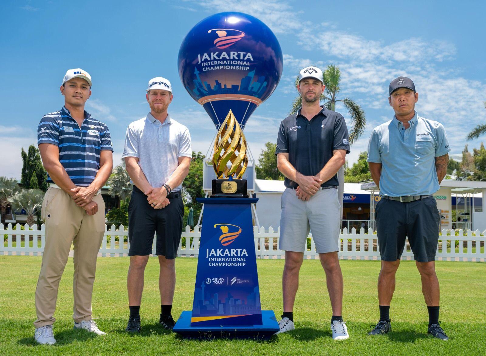 Kevin Akbar (baju garis-garis) berpose dengan trofi dan ada Anthony Kim (topi hitam) serta Ollie Schniederjans (baju hitam) jelang Jakarta International Championship 2025 di Damai Indah Golf PIK Course, Jakarta, pada 1 Oktober 2025. (Dok. JAKIC 2025)