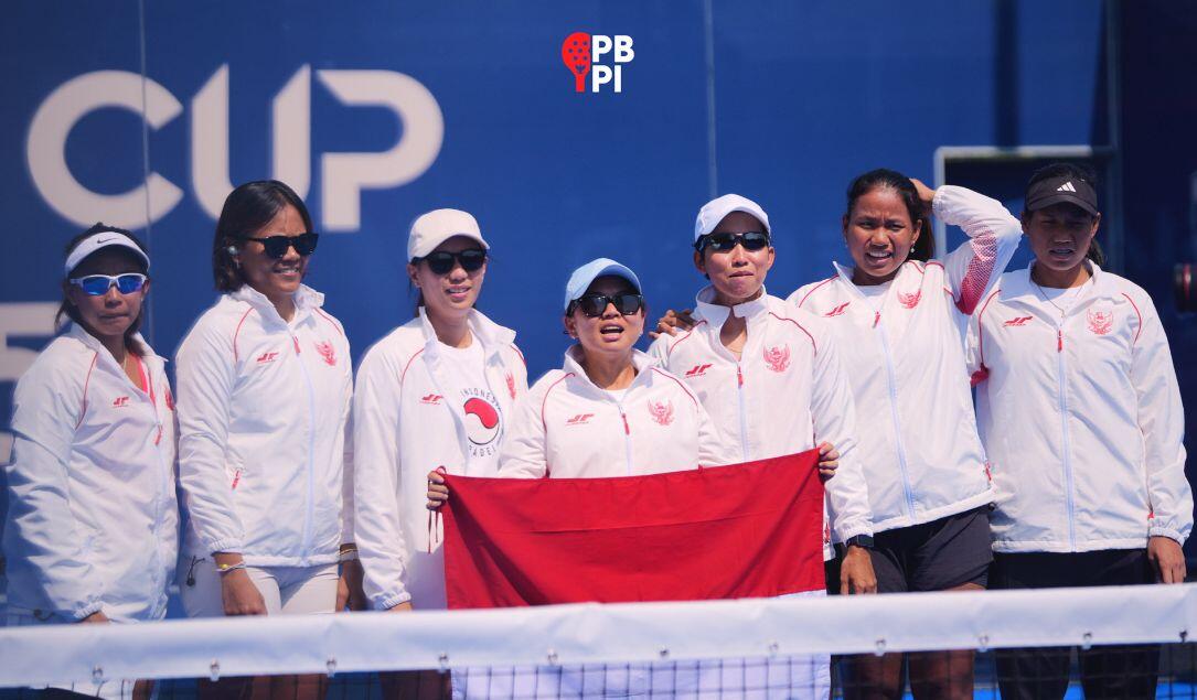 Timnas padel Indonesia kategori perempuan atau Timnas padel putri Indonesia membentangkan bendera merah putih pada FIP Asia Padel Cup 2025 atau Piala Asia Padel 2025 di Doha, Qatar, 22 Oktober 2025. (Dok. PBPI)