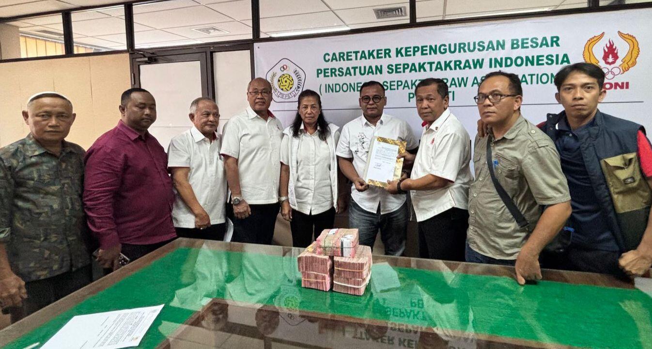 Penyerahan berkas calon Ketua Umum Pengurus Besar Persatuan Sepak Takraw Indonesia (PB PSTI) periode 2025-2029 kepada KONI Pusat, termasuk uang kontribusi sebesar Rp500 juta di Jakarta pada 28 Oktober 2025. (Istimewa)