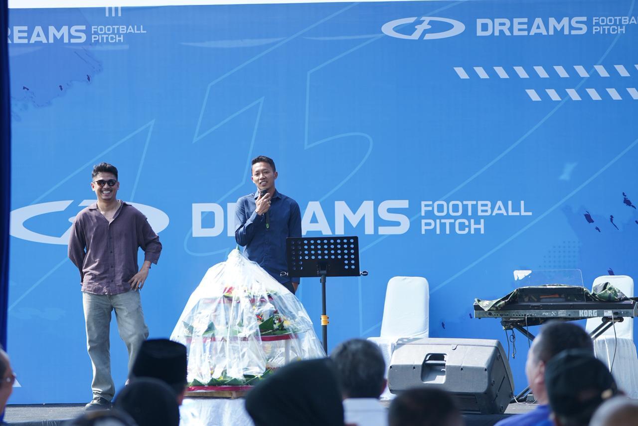 Pembukaan Dreams Football Pitch, lapangan sepak bola yang digagas Dendi Santoso dan Dalmiansyah Matutu di Malang pada 18 Desember 2025. (Dok. Dendi Santoso)