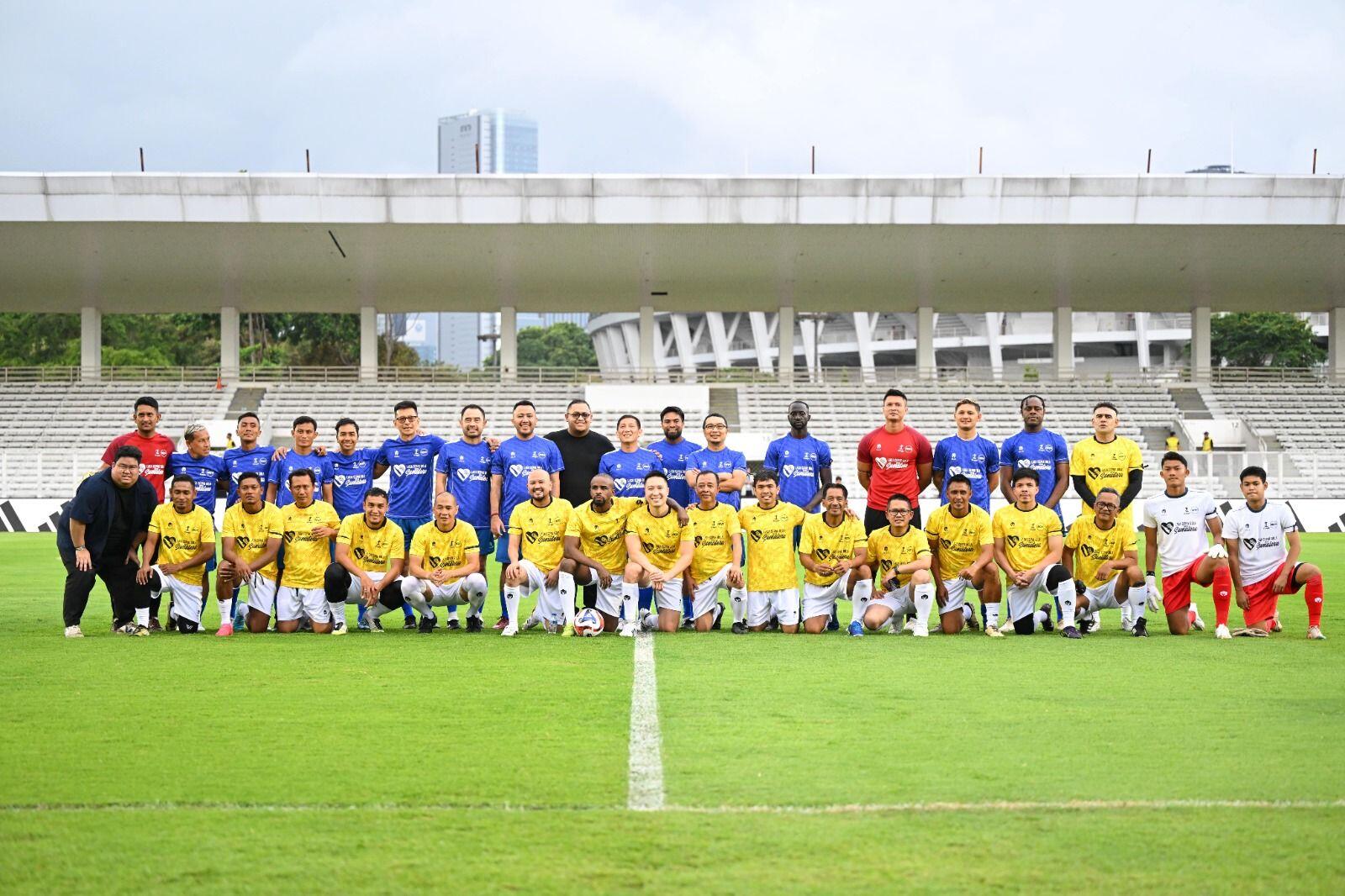 Orang-orang yang terlibat pada charity match bertajuk Laga Sepak Bola untuk Sumatra gagasan APPI dan I.League di Stadion Madya, Jakarta, pada 19 Desember 2025. (Dok. I.League)