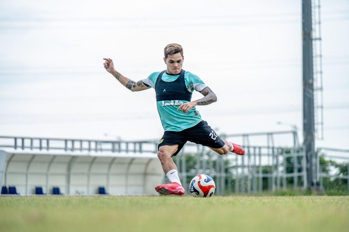 Winger Timnas Timor Leste, Gali Freitas, menjalani latihan tim Persebaya Surabaya di tengah padatnya jadwal Super League 2025-2026 pada akhir tahun 2026. (Dok. Media Persebaya Surabaya)