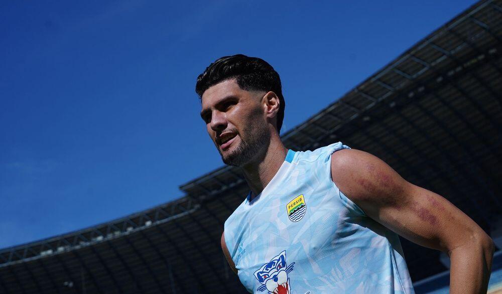 Pemain asing Persib Bandung, Julio Cesar, dalam latihan menuju laga melawan Persebaya Surabaya di Super League 2025-2026 pada September 2025. (Media Persib Bandung)