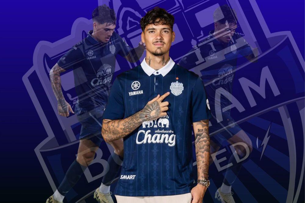 Bek Timnas Indonesia, Shayne Pattynama, yang memperkuat klub Thailand, Buriram United. Sumber:(Foto: Dok. Buriram United/Grafis: Skor.id)