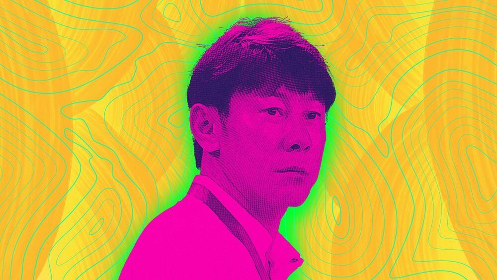 Pelatih asal Korea Selatan yang sempat menangani Timnas Indonesia, Shin Tae-yong. (Grafis: Dede Sopatal Mauladi/Skor.id)