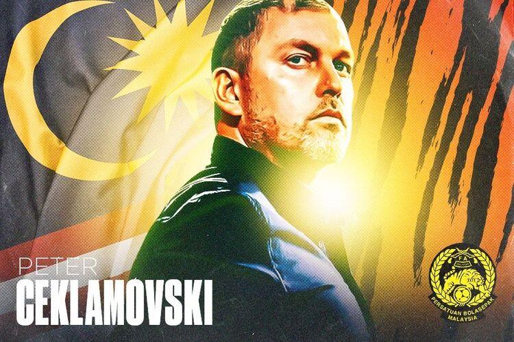 Peter Cklamovski memutuskan mundur dari posisi pelatih Timnas Malaysia. (Grafis: Skor.id)