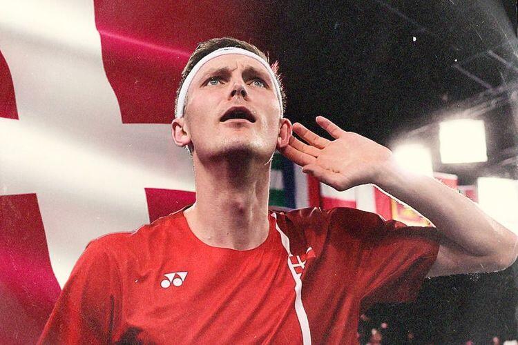 Viktor Axelsen gantung raket dari dunia bulu tangkis. (Grafis: Skor.id)