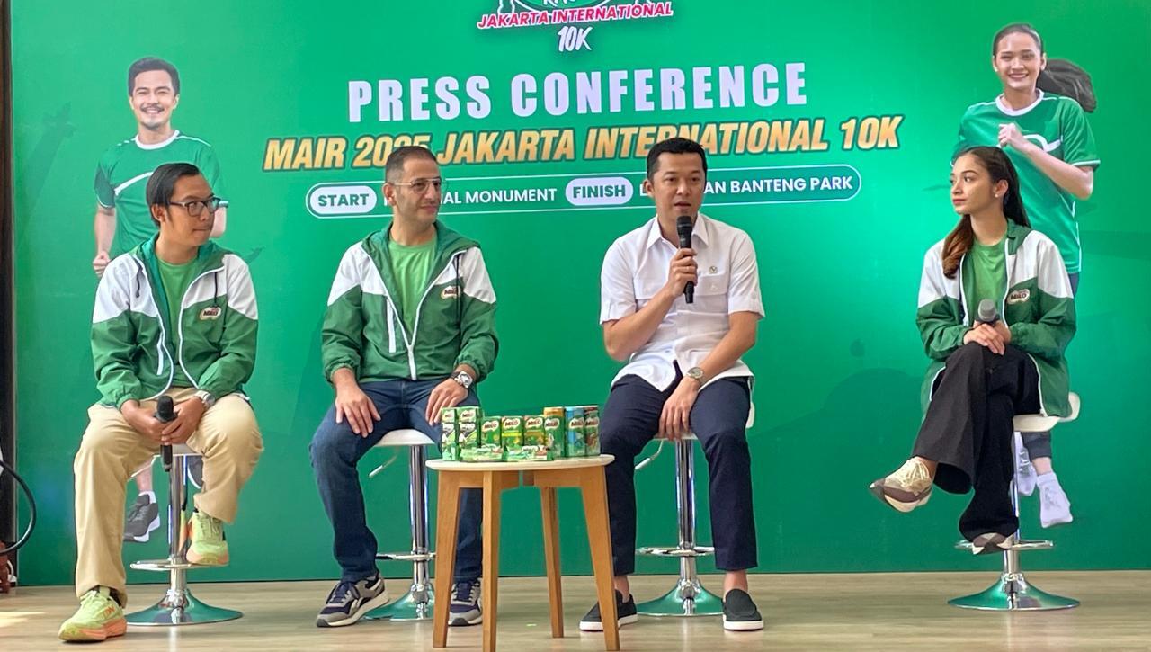 Wamenpora RI, Taufik Hidayat (baju putih), pada konferensi pers menuju Milo Active Indonesia Race 2025 Jakarta International 10K di Jakarta, 26 November 2025. (Taufani Rahmanda/Skor.id)