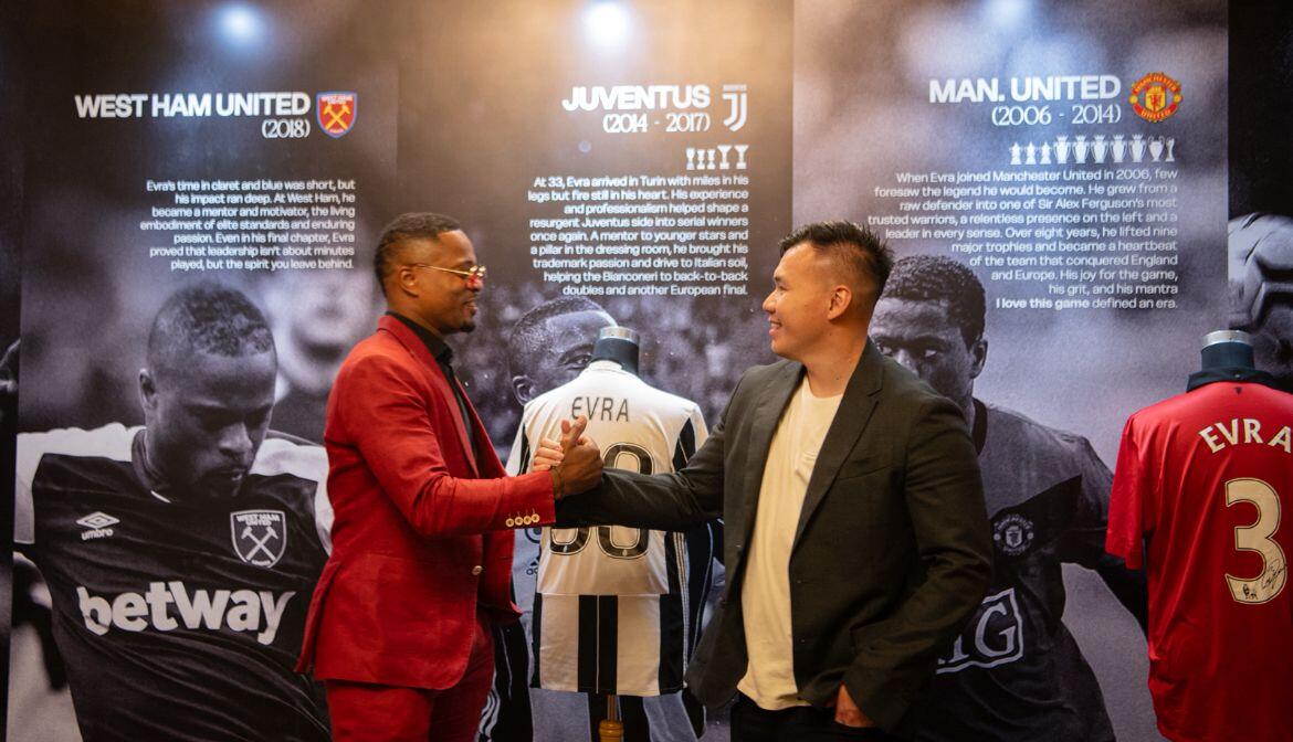 Patrice Evra (jas merah) bersama CEO dan Founder Offside Corp, Gilbert Garlycia, menandai kerja sama kedua pihak pada Desember 2025. (Dok. Offside Corp)