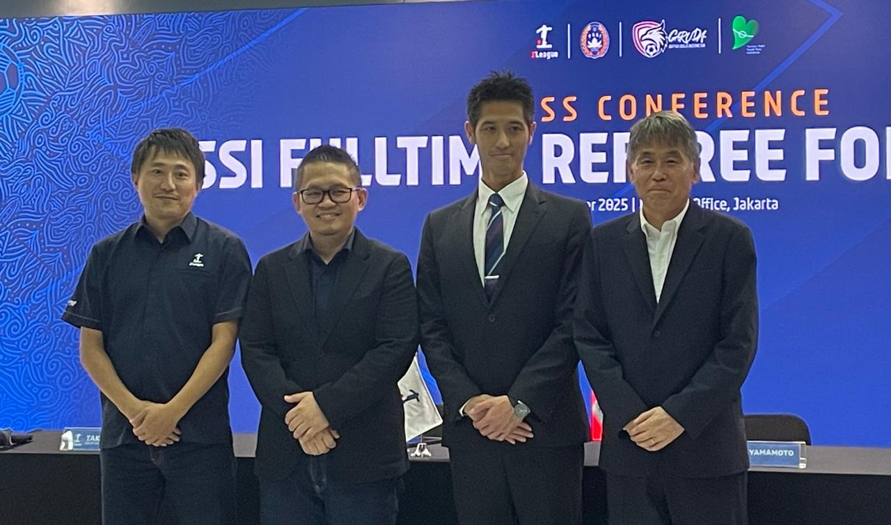 GM Competition & Operation I.League Takeyuki Oya, Direktur Operasional I.League Asep Saputra, wasit asal Jepang Yudai Yamamoto, dan Ketua Komite Wasit PSSI Yoshimi Ogawa, di Jakarta, 22 Desember 2025. (Taufani Rahmanda/Skor.id))