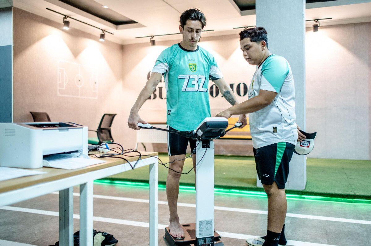 Francisco Rivera (tanpa alas kaki) saat mengukur kondisi fisik bersama tim medis Persebaya Surabaya, Juni 2025. (Media Persebaya Surabaya)