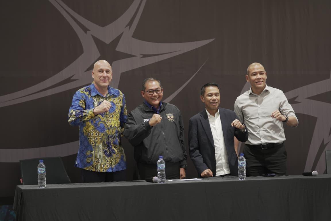 Direktur Teknik PSSI Alexander Zwiers (baju biru), Ketua BTN Sumardji (hitam), Sekjen PSSI Yunus Nusi (berjas), dan pelatih Timnas U-20 Indonesia Nova Arianto, dalam konferensi pers di GBK Arena, Jakarta, pada 20 November 2025. (Uut Kaharudin/Skor.id)